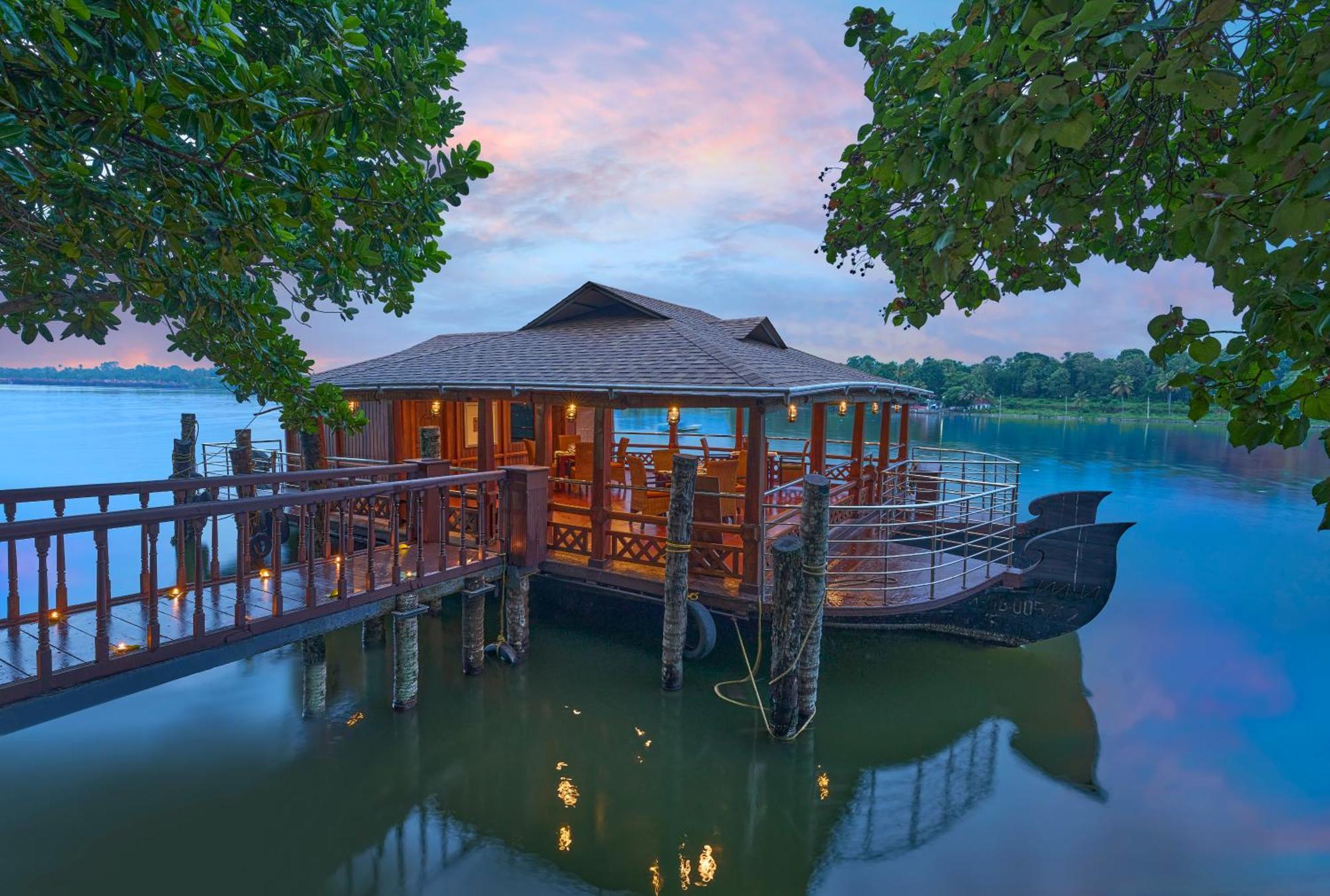 The Leela Ashtamudi, A Raviz Hotel Kollam Buitenkant foto The restaurant at the resort
