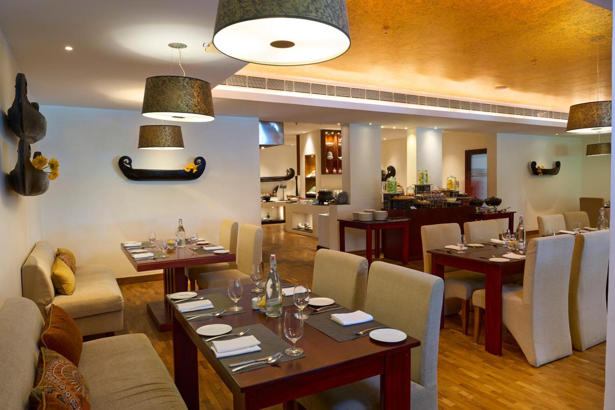 The Leela Ashtamudi, A Raviz Hotel Kollam Buitenkant foto The restaurant