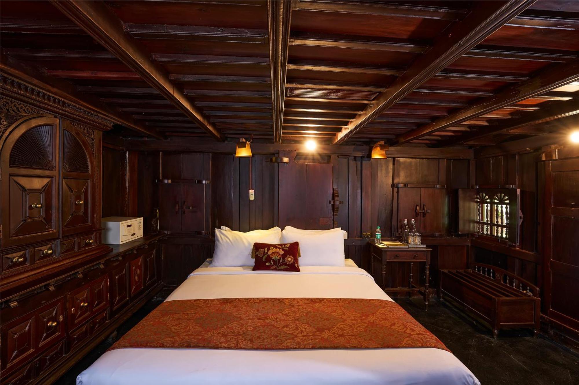 The Leela Ashtamudi, A Raviz Hotel Kollam Buitenkant foto A bedroom in the hotel