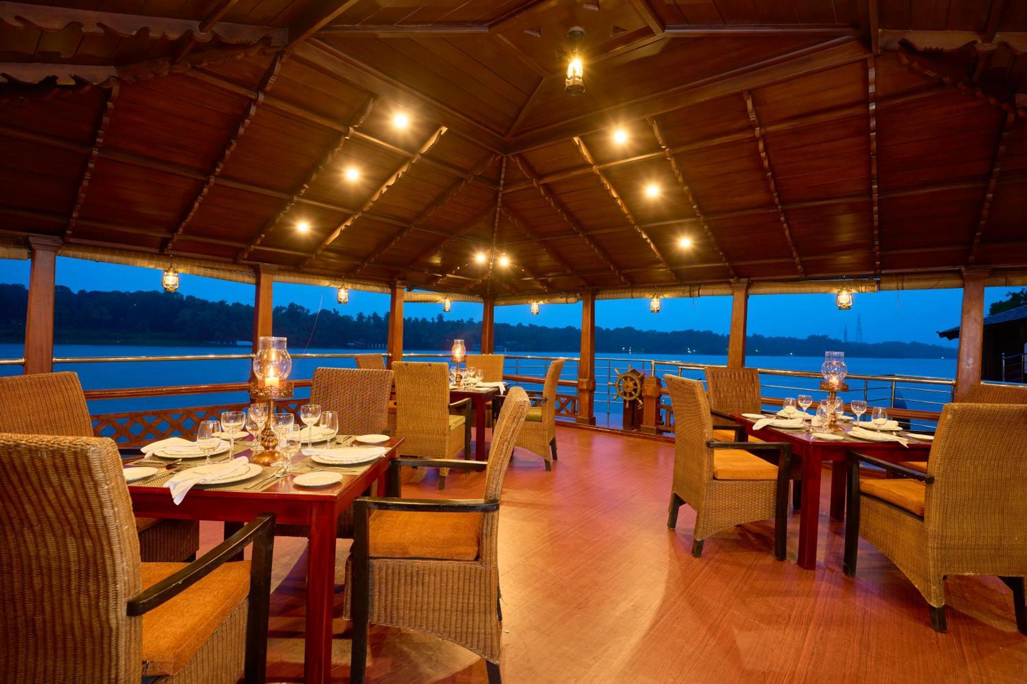 The Leela Ashtamudi, A Raviz Hotel Kollam Buitenkant foto The restaurant on board
